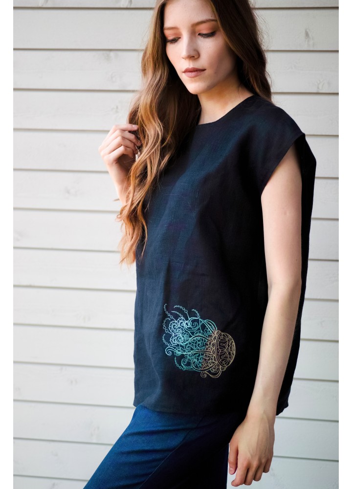 Льняная футболка с вышивкой Медуза